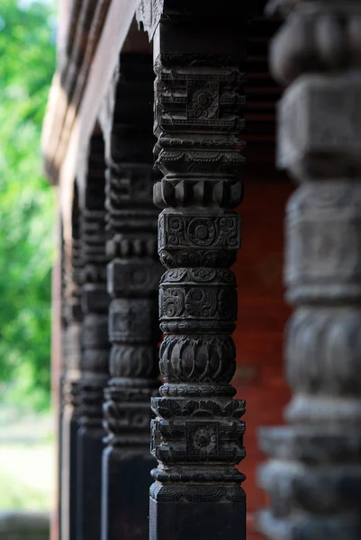 Prachtige hindoe tempel kolommen — Stockfoto