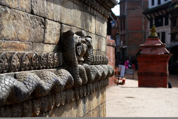 Serpiente dios escultura relieve de nepal —  Fotos de Stock