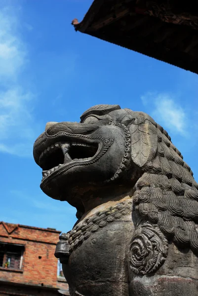 Eski aslan heykeli mavi gökyüzü altında — Stok fotoğraf