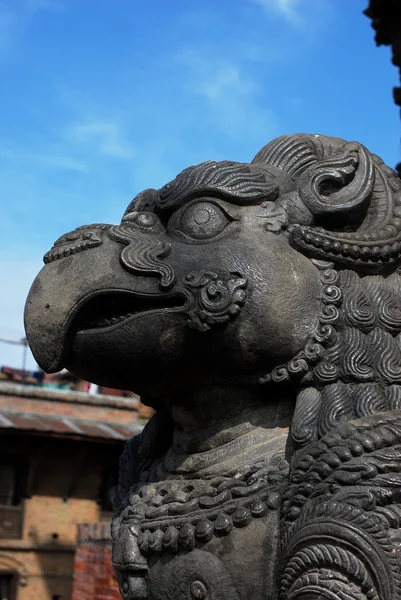 Ancient lion sculpture under blue sky — Stock Photo, Image