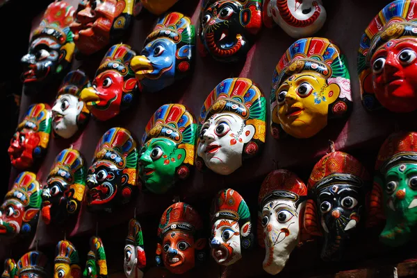 Duvardaki renkli ahşap maskeleri — Stok fotoğraf