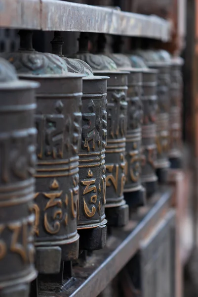 Rodas de oração budistas em uma fileira — Fotografia de Stock