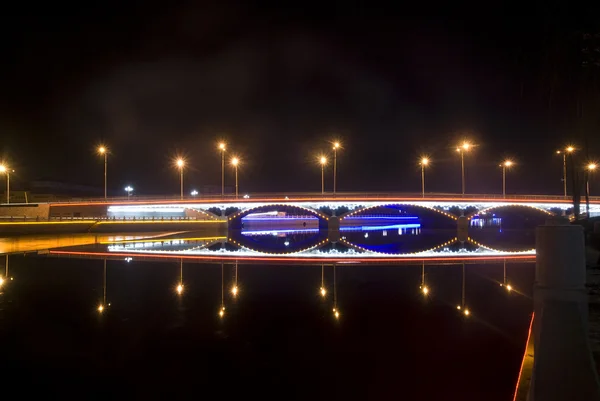 Міст з неонові світла вночі — стокове фото