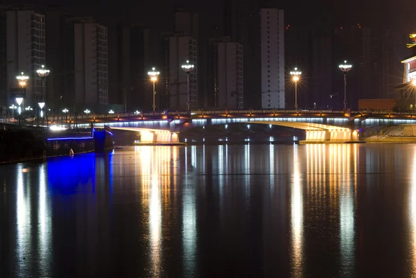 Pont avec lumière au néon la nuit — Photo