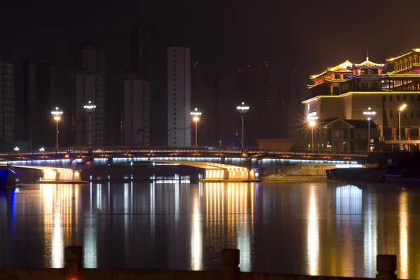 Bron och byggnader med neonljus — Stockfoto