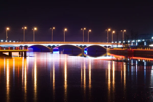 Neon ışığı ile gece köprü — Stok fotoğraf