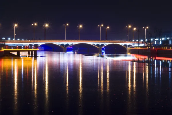 Most z neon światła w nocy — Zdjęcie stockowe