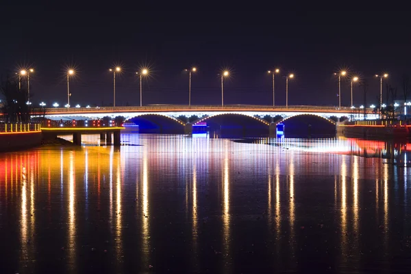 Brücke mit Neonlicht in der Nacht — Stockfoto