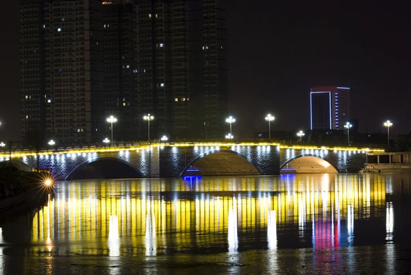 Pont avec lumière au néon la nuit — Photo