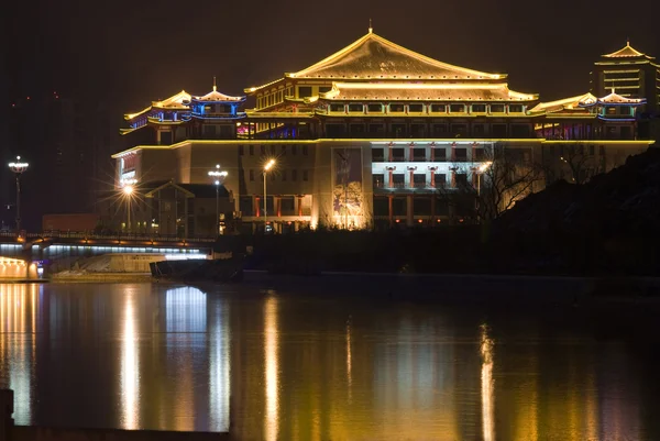 Arquitetura chinesa antiga à noite — Fotografia de Stock