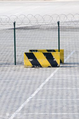 metal çit ve yasak işareti