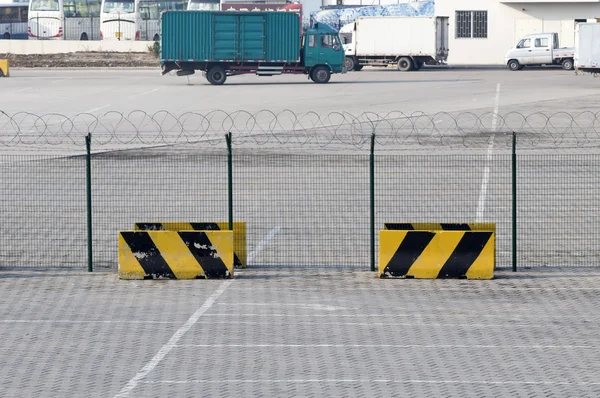Metal çit ve yasak işareti — Stok fotoğraf