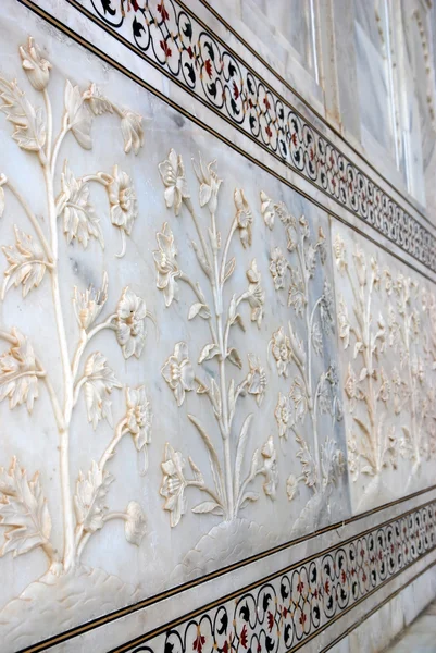 Ornamento antigo de baixo relevo em mármore — Fotografia de Stock