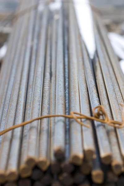 Barre d'acier déformée à haute résistance rouillée — Photo