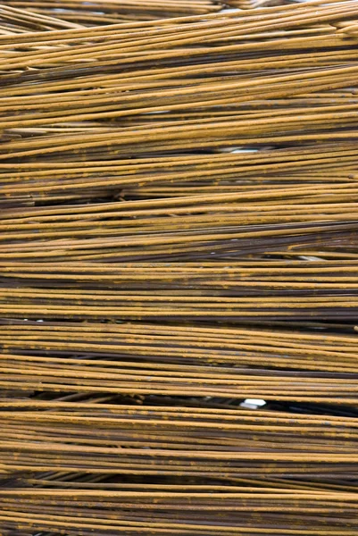 Ржавая высокопрочная деформированная стальная решетка — стоковое фото