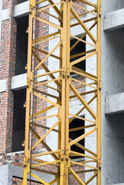 Kraan op concrete bouwplaats — Stockfoto