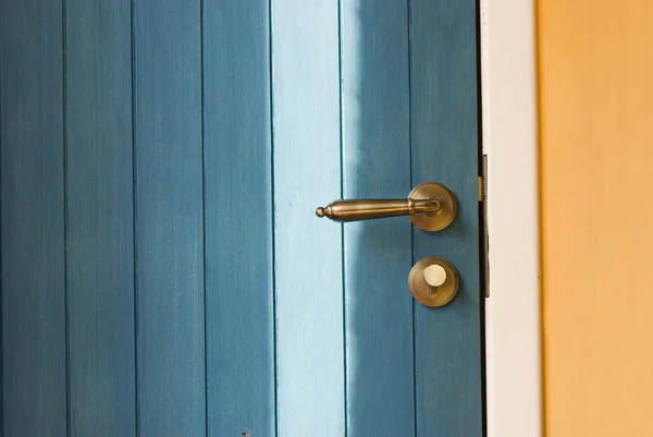 Bouton de porte coloré d'une porte en bois — Photo