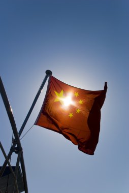 Çin Ulusal bayrak koyu mavi gökyüzü altında