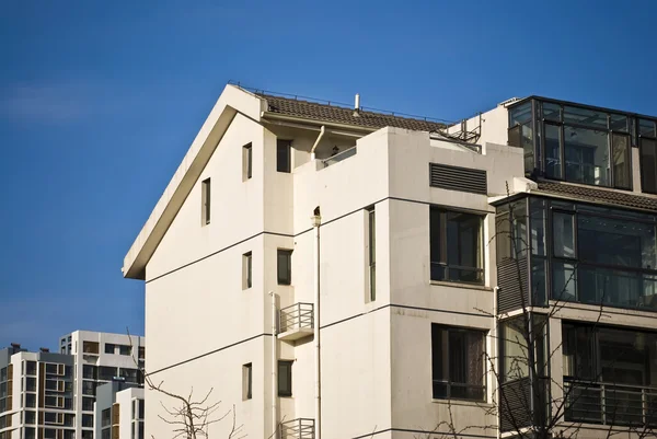 Edificio de apartamentos bajo cielo azul — Foto de Stock