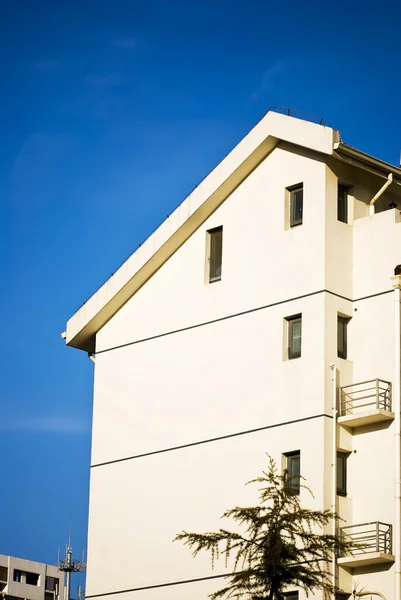 Mehrfamilienhaus unter blauem Himmel — Stockfoto