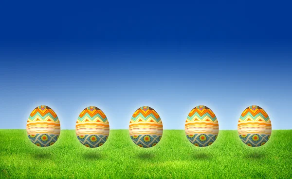 Caza colorida de huevos de Pascua con rayas —  Fotos de Stock