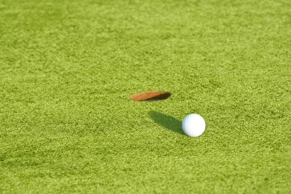 Primer plano de una pelota en un campo de golf — Foto de Stock