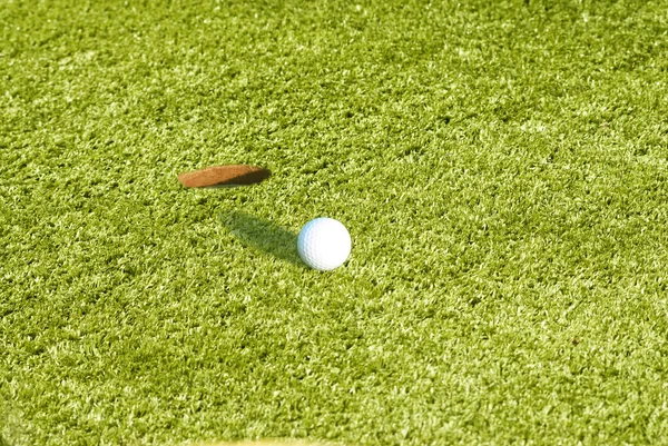 Fecho de uma bola em um campo de golfe — Fotografia de Stock