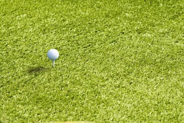 Çimlerin üzerinde golf topu