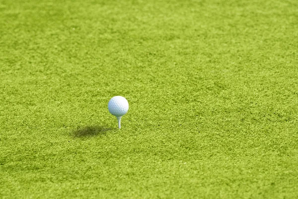 Golfball auf Gras — Stockfoto