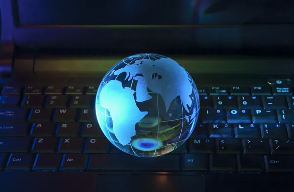 Globe sur un clavier d'ordinateur portable — Photo