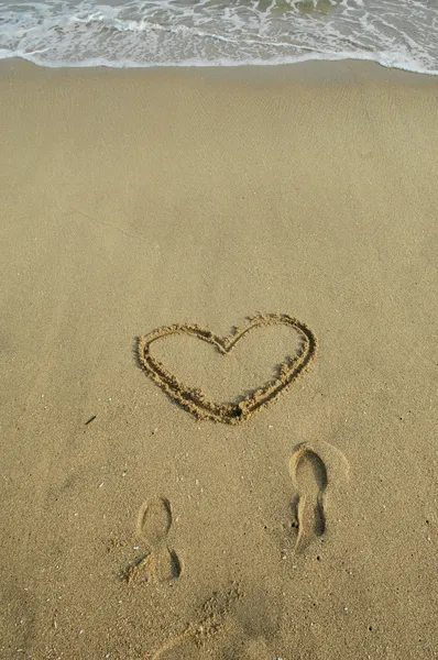 Сердце, нарисованное песком на пляже — стоковое фото