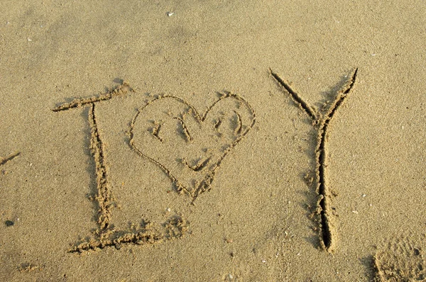 Я люблю тебя в песке — стоковое фото