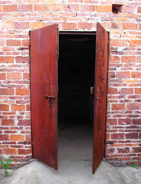Parede de celeiro de madeira antiga com porta — Fotografia de Stock