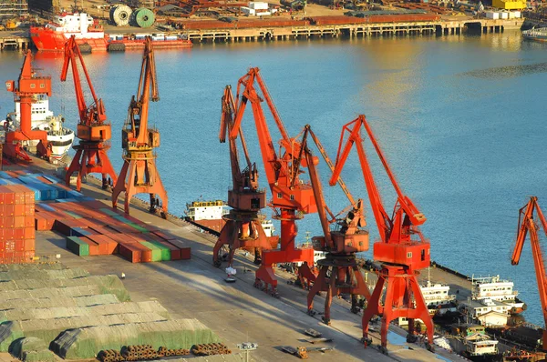 Kräne im Hafenbecken von Remontowa — Stockfoto