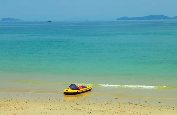 Резиновая лодка на красивом пляже — стоковое фото