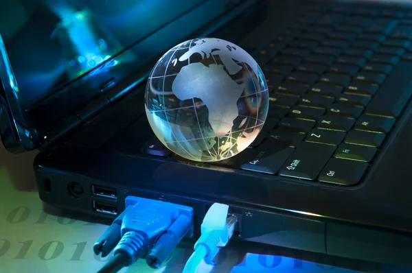 Globus auf einer Laptop-Tastatur — Stockfoto