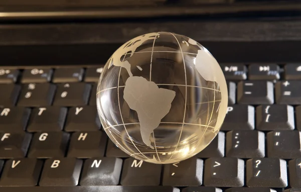 Globe egy laptop billentyűzet — Stock Fotó