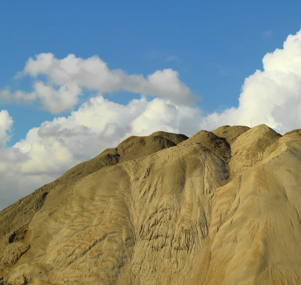 Kunstmatige heuvel en wolken met backgraound van clound — Stockfoto
