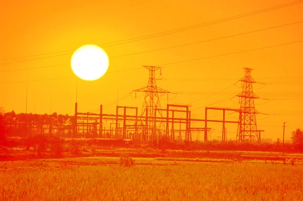 Elektryczne filar na błękitne niebo na zachodzie słońca — Zdjęcie stockowe