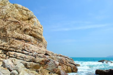 kayaların üzerinde deniz plaj sahil şeridi