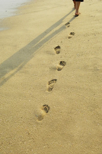 脚步声在沙子里并排印迹 — 图库照片