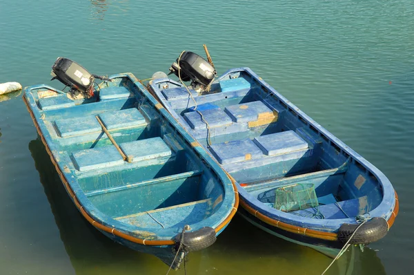Modrý člun na břeh — Stock fotografie