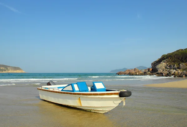 Blue rowing boat on shore — Stock Photo, Image