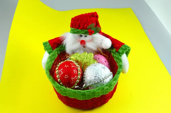 与礼物为圣诞节的小篮子 — 图库照片