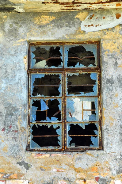 Здание с разбитыми окнами — стоковое фото