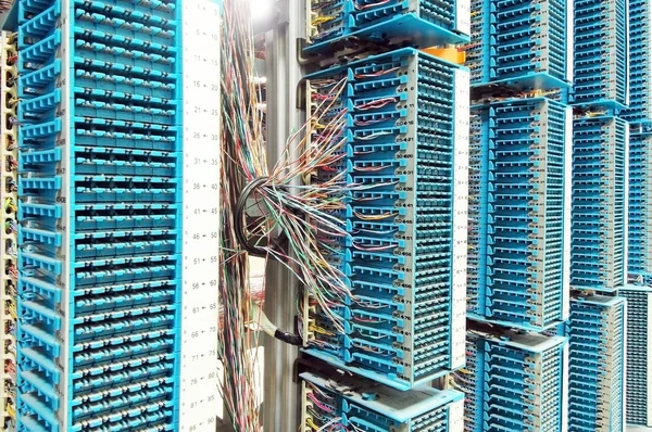 Ağ kabloları ve bir teknoloji veri merkezinde sunucu Shot — Stok fotoğraf
