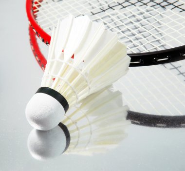 Beyaz raketle ve badminton raket