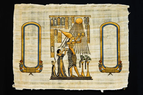 Blad van papyrus met oude tekeningen — Stockfoto