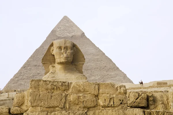 Ägyptische Sphinx mit Pyramide — Stockfoto