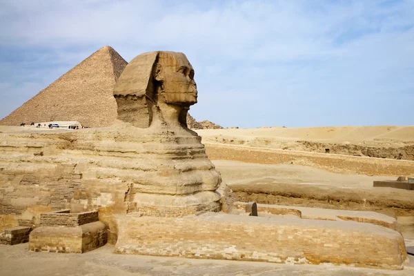 Egyptiska Sfinxen med pyramid i giza — Stockfoto